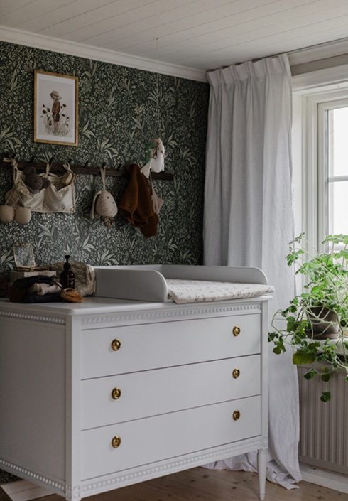 Antikt skötbord till barnrummet, vit