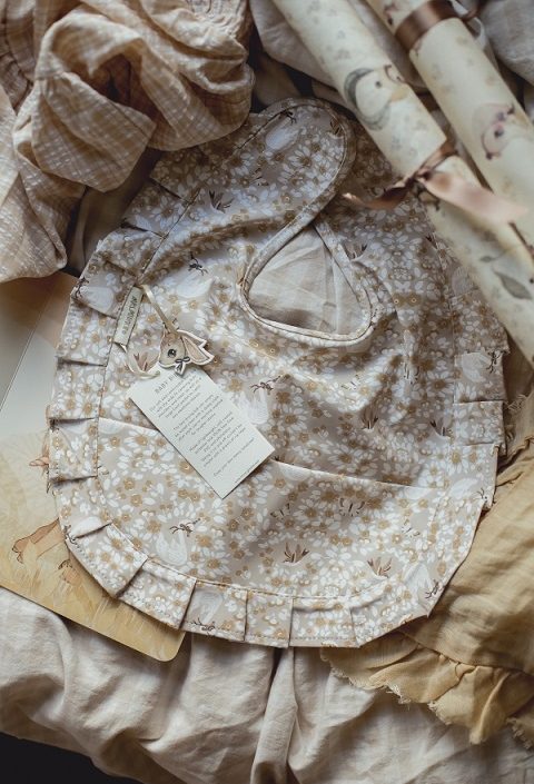 Mrs Mighetto, haklapp Swan and Sparrow