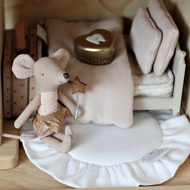 Vit rund matta med volang till dockhuset, Cotton&Sweets - Bild 3