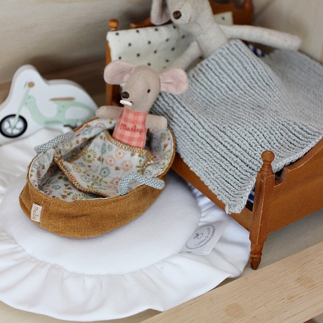 Vit rund matta med volang till dockhuset, Cotton&Sweets - Bild 5
