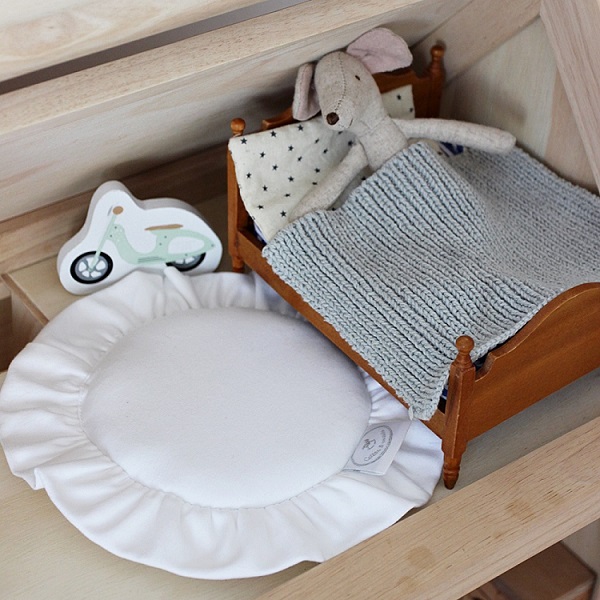Vit rund matta med volang till dockhuset, Cotton&Sweets - Bild 4