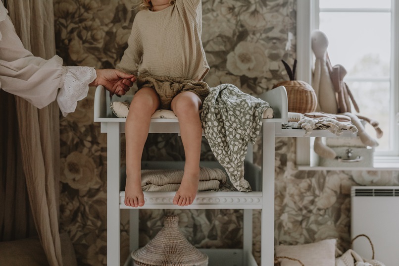 Antikt skötbord med skötbädd till barnrummet, vit - Bild 3