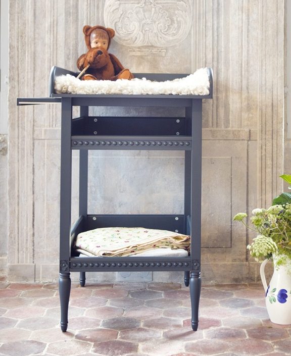 Antikt skötbord med skötbädd till barnrummet, grön