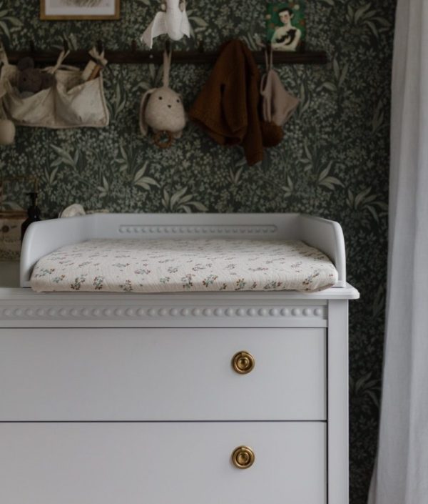 Antikt skötbord till barnrummet, vit